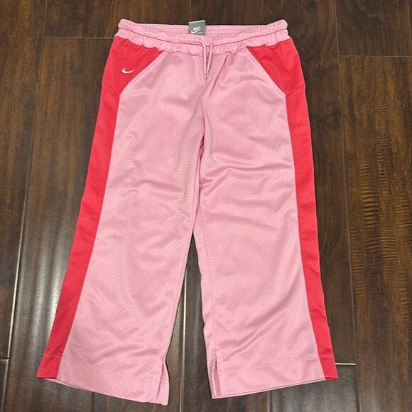 Pink nike capris - Picture 1 of 6